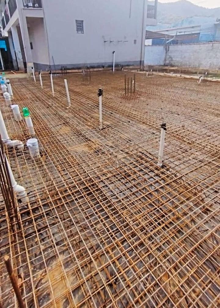 Armadura de aço e instalações preparadas para concretagem