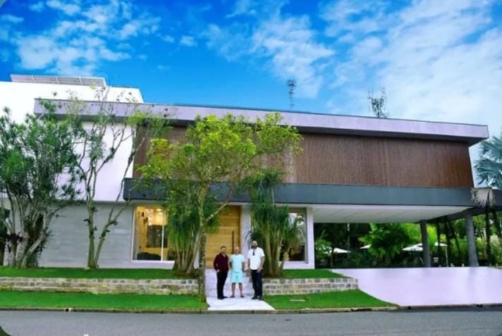 Casa contemporânea finalizada com jardim