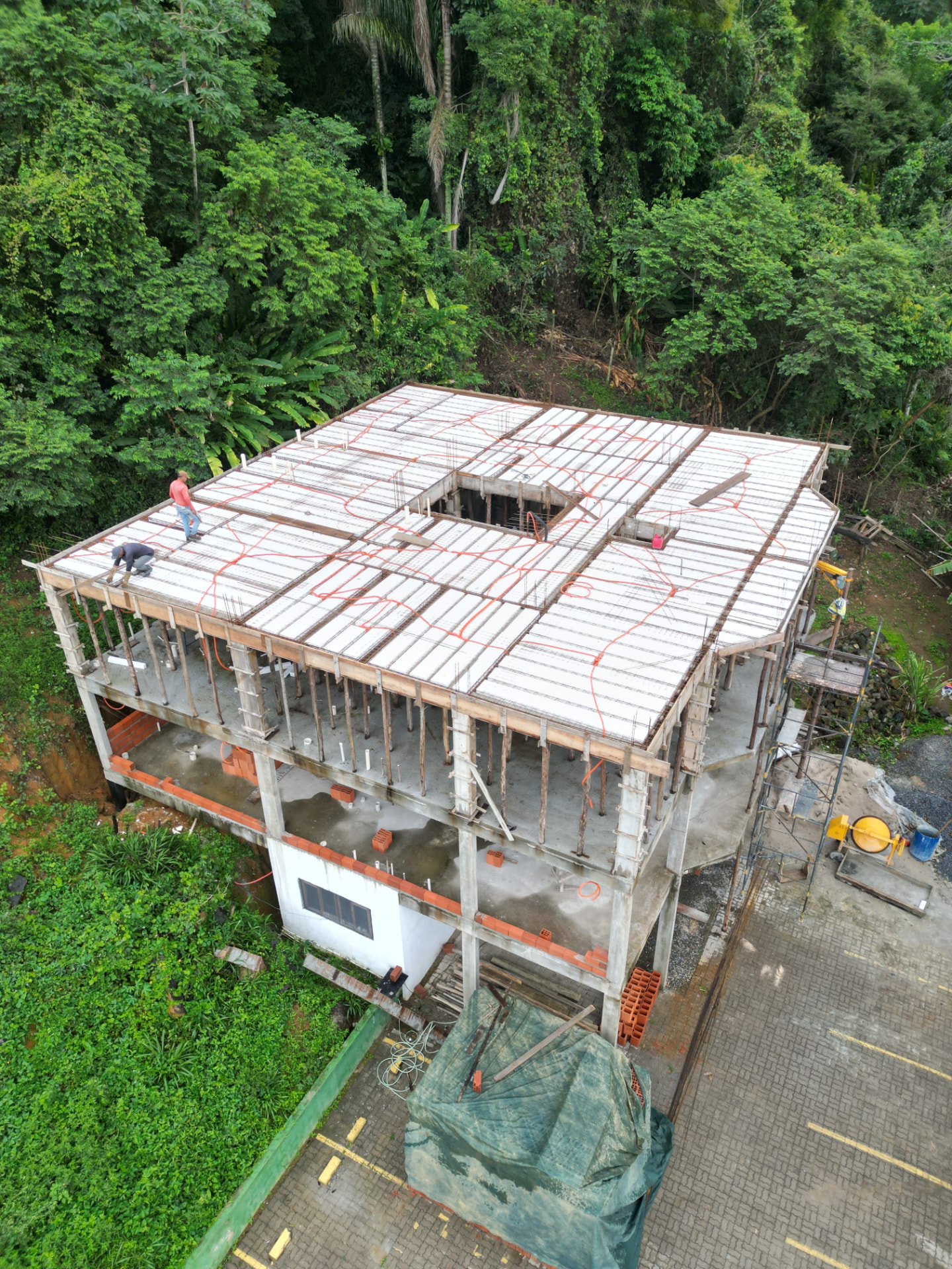 Vista aérea de uma estrutura residencial em execução